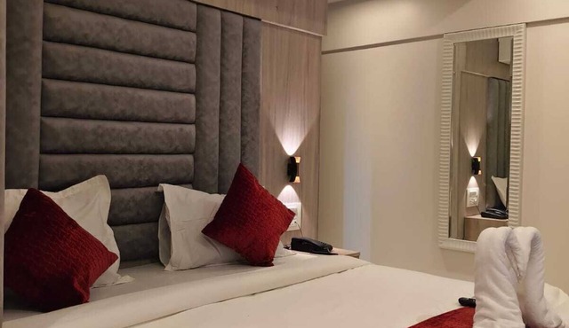 Signature Suite Elegant 3-Bedroom Suites/w Modern Amenity & Prime Connectivity.