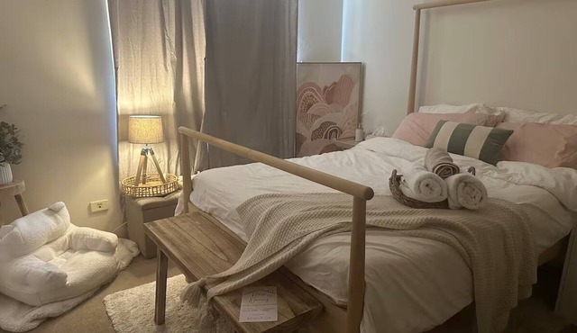Simple cozy home Master room with private bathroom in Bentley