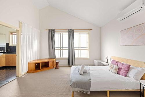 Simple No-Frills Double Room with Ensuite Bathroom & Air Conditioning in Bexley