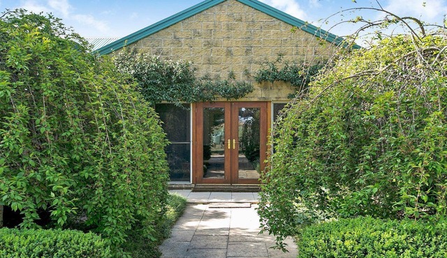 Sinden Park - garden, swimming pool, rural vistas