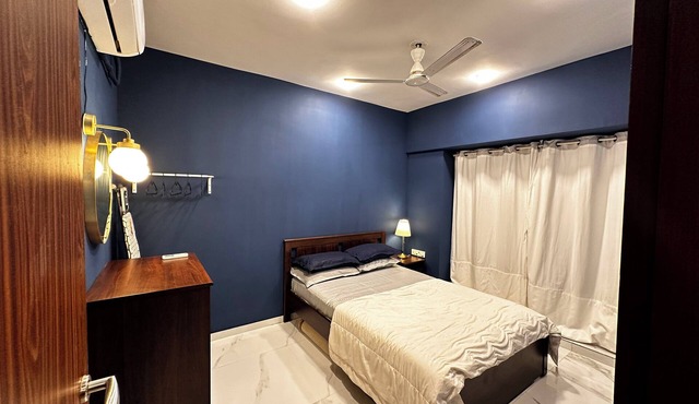 Sky Oasis: Premium 2BHK I 65' TV, AC, High Floor, Andheri West