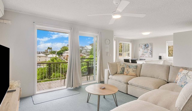 Skyline Unit 12- Located in central Coolangatta easy walk to beaches, cafes & shops, Wi-Fi Inc. in Coolangatta