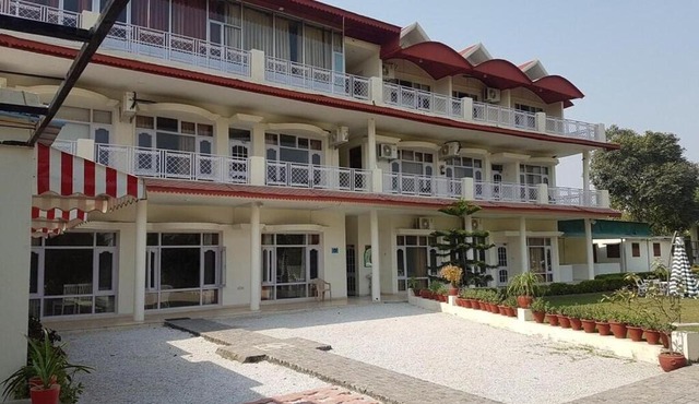 Skyview Stays I Party Lawns I Adjacent The Good Club I 1km Sukhna lake,Rock Garden & High Court I