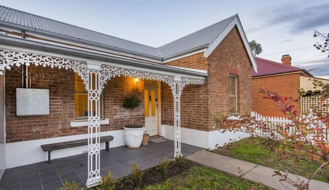 Sleeps 6: King Bed & 2 queen beds, sofa bed (on request): 5 min walk to town in Mudgee