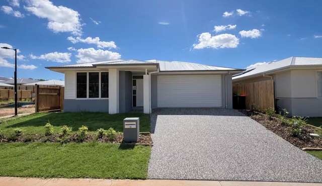 Solara Retreat | Modern 4BR Home with Backyard in Warner