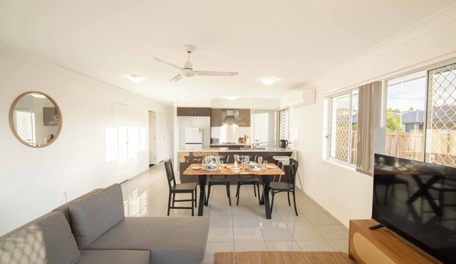 Soothing 4-bedroom house with AC in Yarrabilba in Yarrabilba