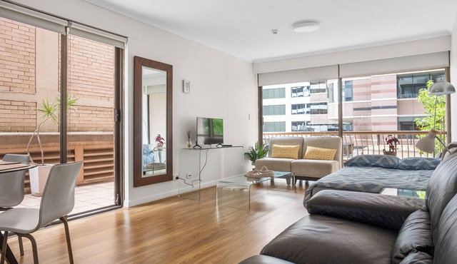 Spacious 1-bed flat in Central Sydney