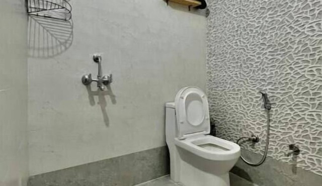 Spacious 2 BHK Pvt Parking, WiFi, Couch, Kitchen