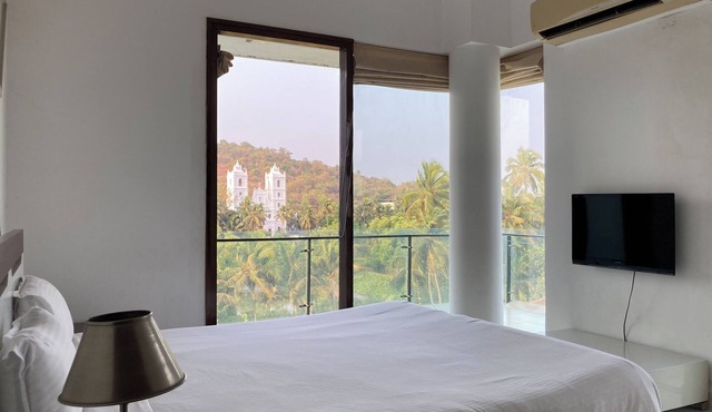 Spacious 3-bedroom penthouse with WiFi, AC in fabulous Candolim