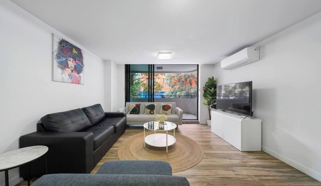 Spacious 3BR Apt w Parking near ICC & Darling Harbour