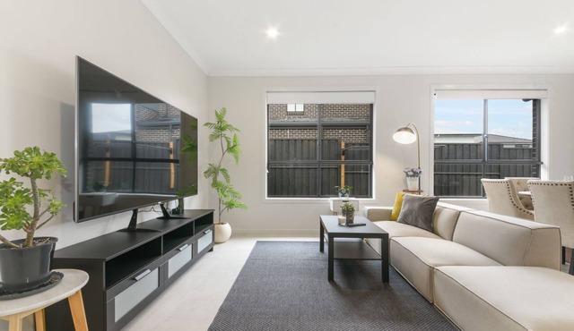 Spacious 4-Bed Home Near Rouse Hill & Attractions in Box Hill