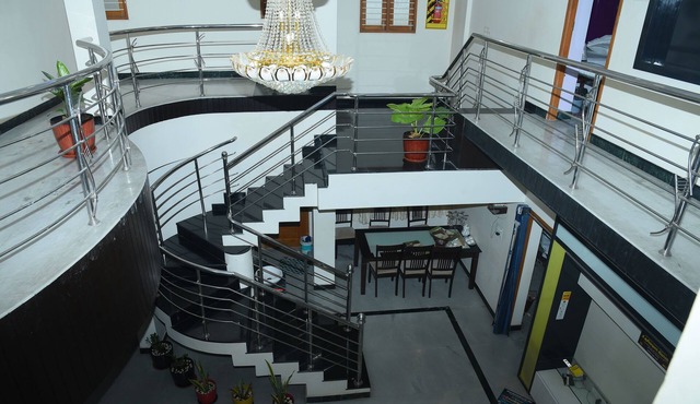 Spacious 4-bedroom 5 beds building with WiFi, AC in enjoyable Tiruchirappalli