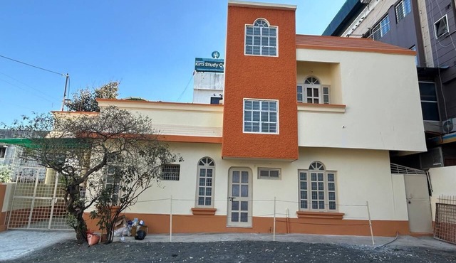 Spacious 4 Bedroom House with parking in heart of city