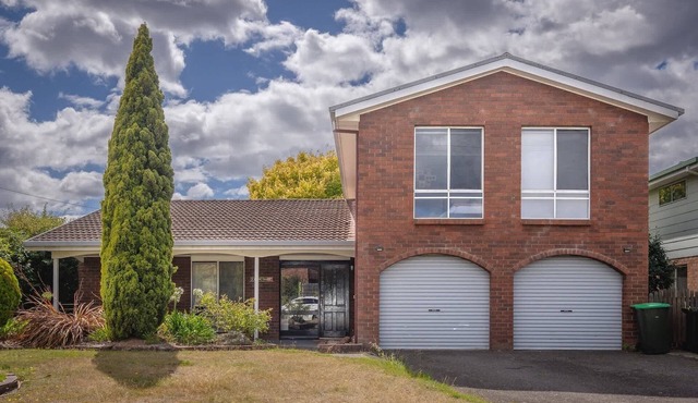 Spacious 4BR Family Home - BBQ, 5 Min to CBD in Riverside