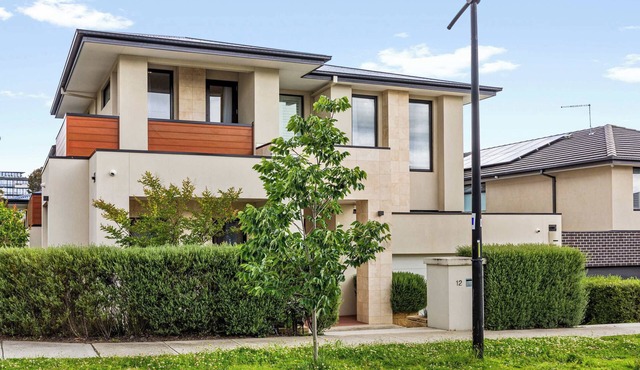 Spacious 4BR Home Steps to Buses Westfield Doncaster in Doncaster