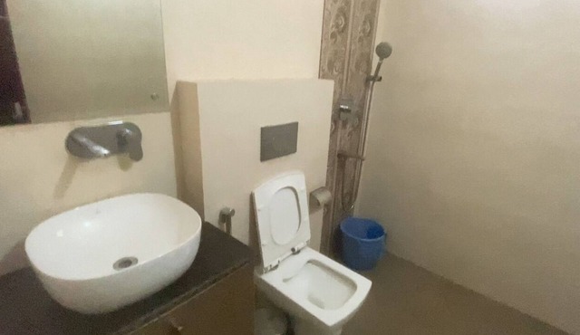 Spacious 5-bedroom apartment with WiFi, AC in lovely New Delhi