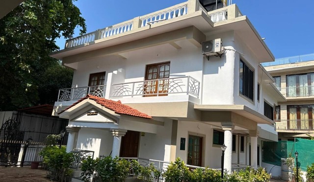 Spacious 5 Bedroom-VILLA PAPA JOHN CALANGUTE with swimming pool, Free WiFi, AC