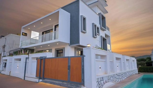 Spacious 5-bedroom villa in welcoming Karandoli with AC, WiFi And Much More!