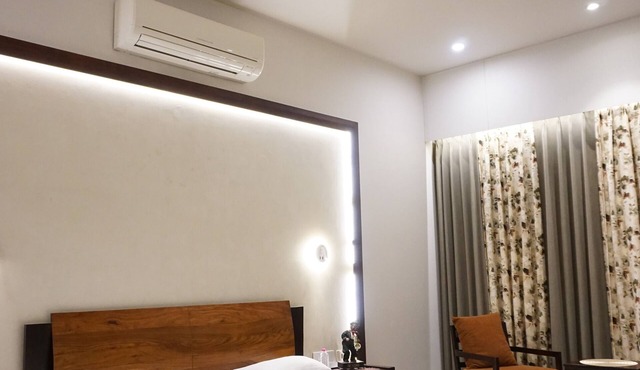 Spacious 5-bedroom villa in charming Jaipur with WiFi, AC