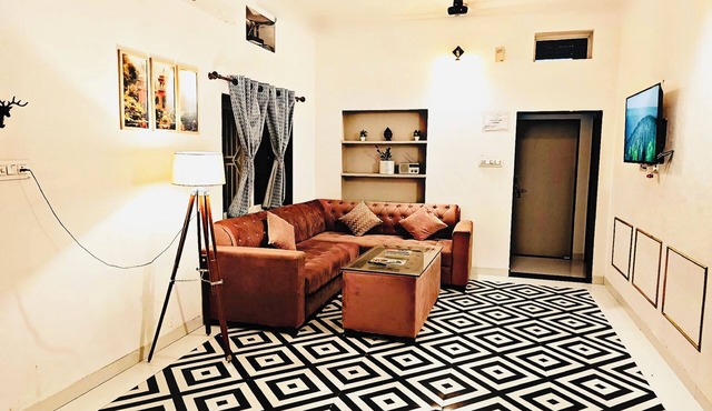 Spacious 5-bedroom villa with AC and WiFi and free Parking in enchanting Jaipur.