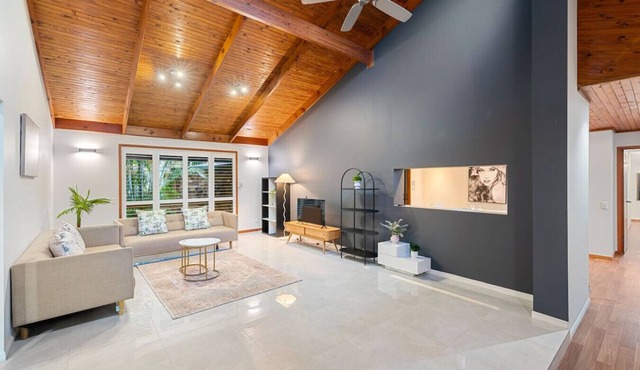 Spacious 5BR Pool Home｜BBQ & Outdoor Entertaining in Shailer Park