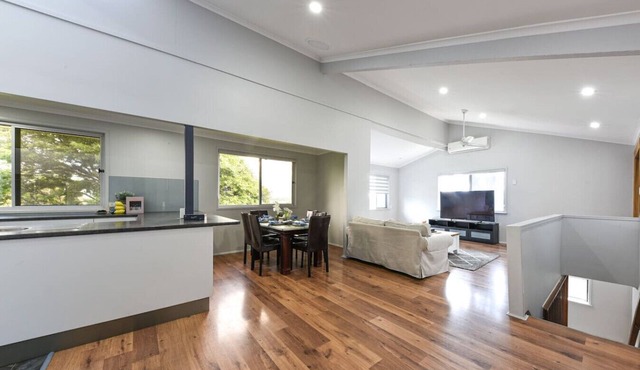 Spacious 5BR Retreat w/Balcony Near Hotspots in Springwood