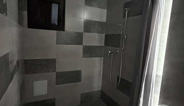 Spacious 6-bedroom building in pleasant Costinești with AC