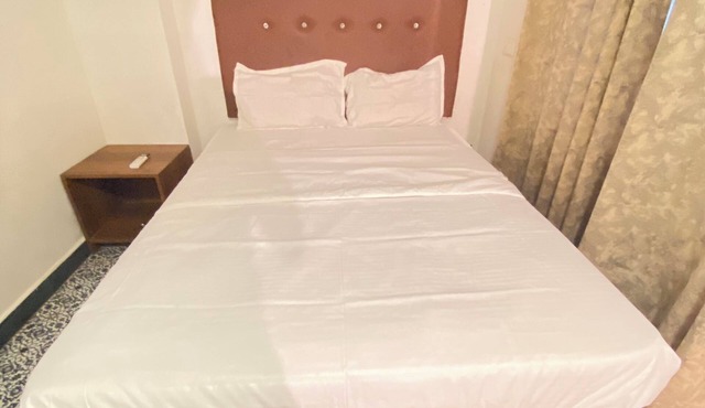 Spacious 6-bedroom beach house in Morjim beach with WiFi, AC, & kitchen sea view