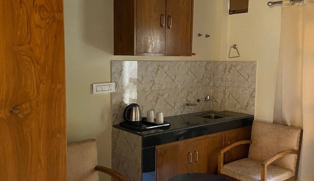 Spacious 6-bedroom lodge in fantastic Shimla Forest Sanctuary