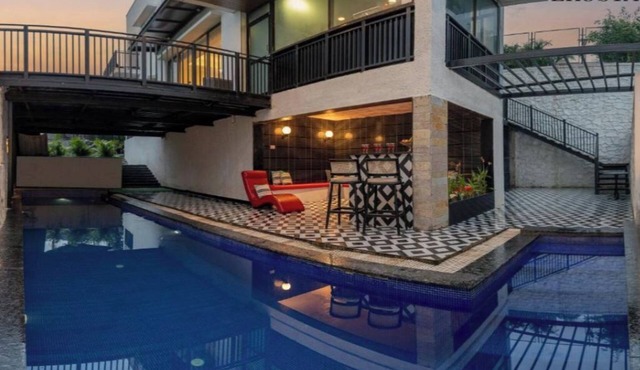 Spacious 6-bedroom villa in fabulous Lonavala with AC