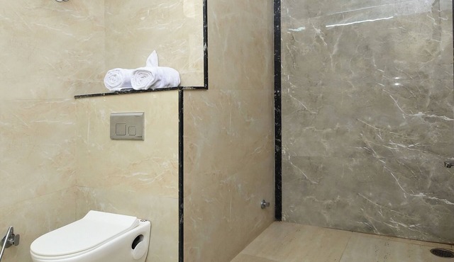 Spacious 6 bedroom villa in gorgeous Jaipur with swimming pool