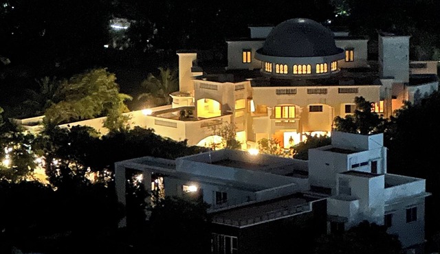 Spacious 7-bedroom villa in terrific Chennaion the beach side with WiFi, AC