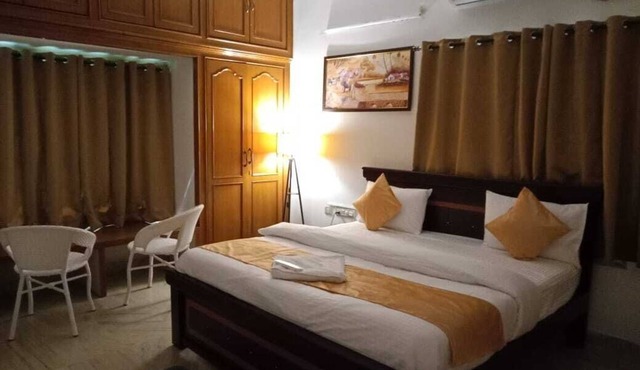 Spacious 9-bedroom apartment in enjoyable Hyderabad with WiFi, AC