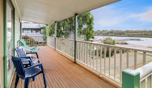 Spacious Beach house with Estuary Views with kayaks in Cannons Creek