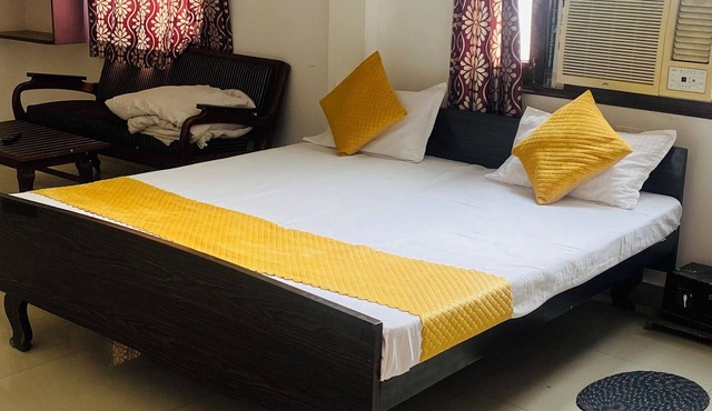 Spacious hotel in charming Varanasi with WiFi, AC