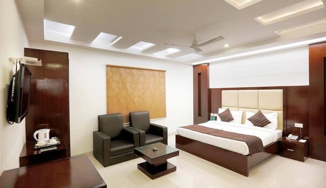 Spacious hotel in enjoyable Near New Delhi Airport with AC, WiFi