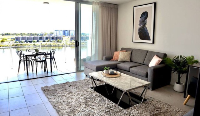 Spacious modern 1brm apartment with water views in Birtinya