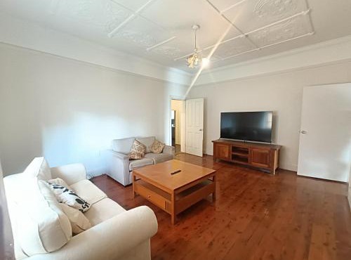 Spacious Queen Room in Earlwood - EW2