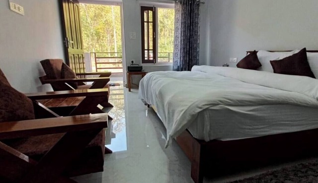 Spacious Room with Balcony in a Naturalist's Home