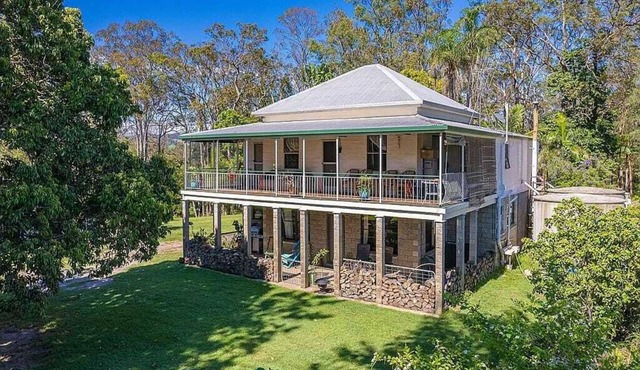 Spacious Rural Stay - for Work or Large groups in Goomboorian
