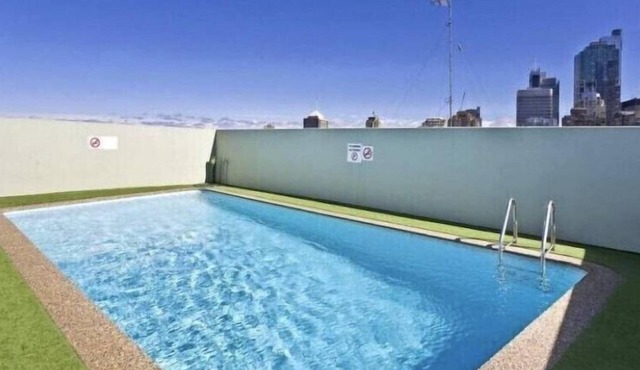 Spacious Studio w pool & just off Oxford St in Surry Hills