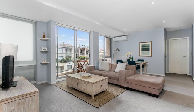 St Leonards- TRNT2 - Albany Street - Spacious 2BR with Sunny Balcony, Parking Walk to Cafes