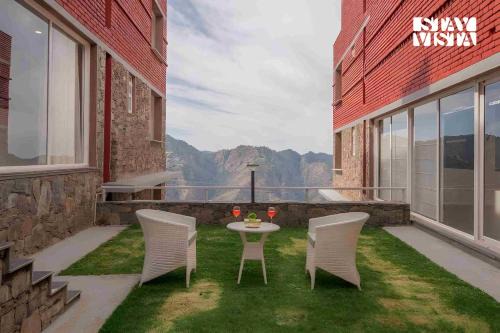 StayVista at Aspen at Elysium Estate 2BR Valley View with Bonfire & Meals