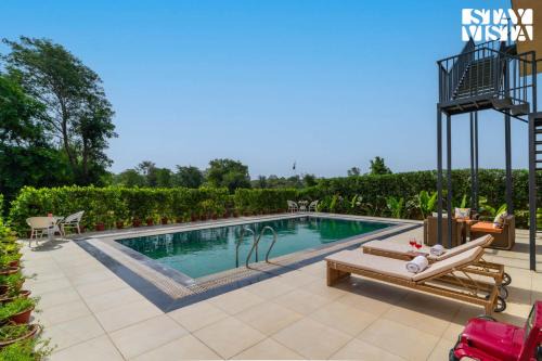StayVista at Avanya Retreat with Bonfire, BBQ, Outdoor Pool