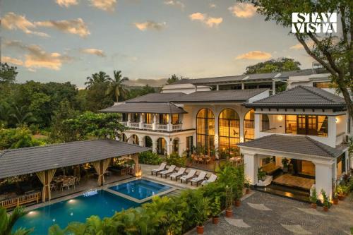 StayVista at Casa Dos Reis with Lawn & Pool