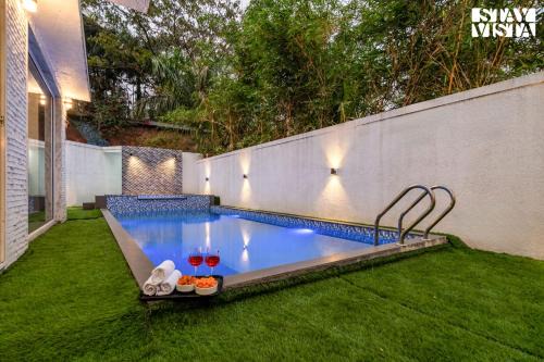StayVista at Casa Elyra with Pool, AC, Balcony