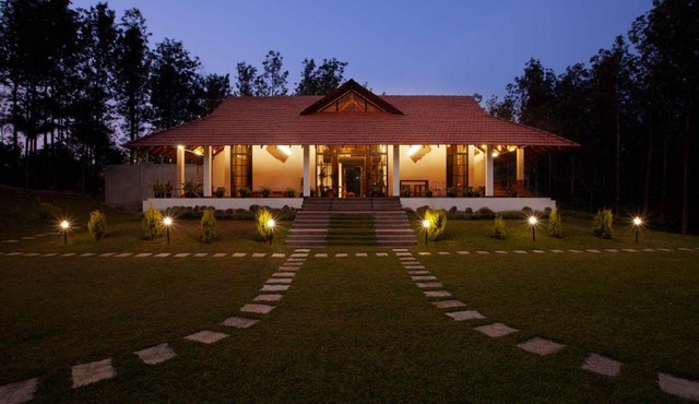 StayVista at Cedar - Strelitzia 2BHK with Breakfast and Jacuzzi