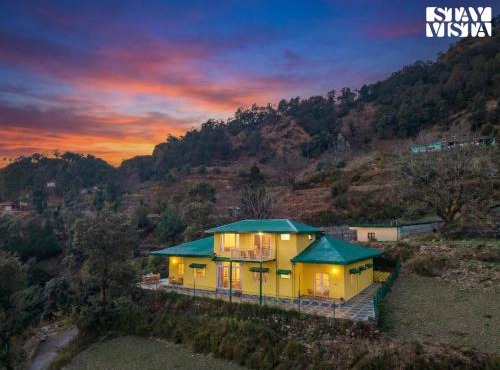 StayVista at Cloudview Villa with Valley view, WiFi & BBQ