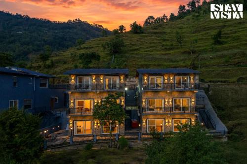 StayVista at Crestwood Villa with Jacuzzi, BBQ & Bonfire
