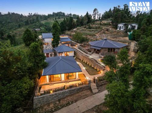 StayVista at Cujo's Haus with Heated Floor, Bonfire, WiFi, BBQ